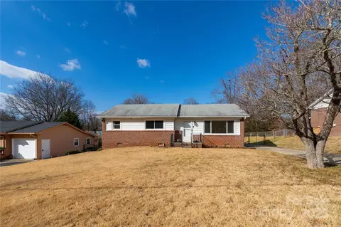 27 Wagon Rd, Asheville, NC 28805
