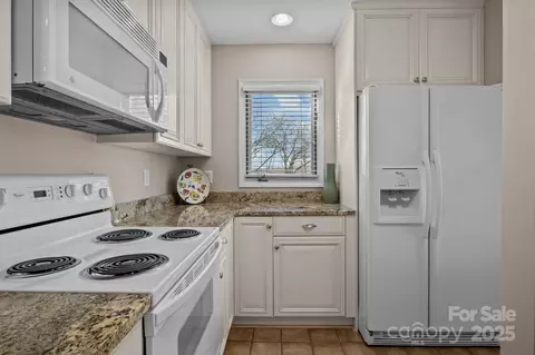 Kitchen - 618 Portside Dr, Davidson, NC 28036 photo 5 of 6