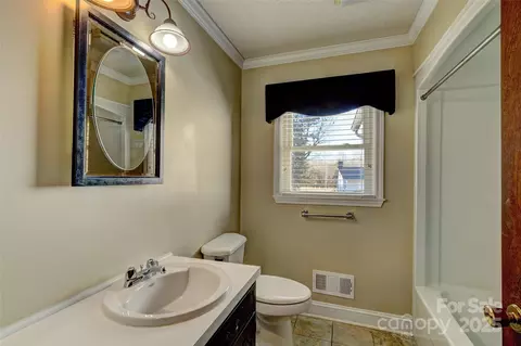 Bath - 211 Roy Eaker Rd, Cherryville, NC 28021 photo 1 of 3