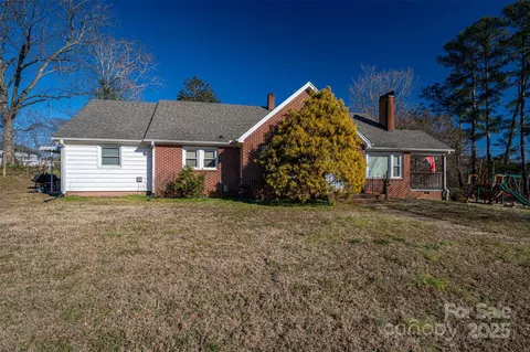 327 S Grove St, Lincolnton, NC 28092