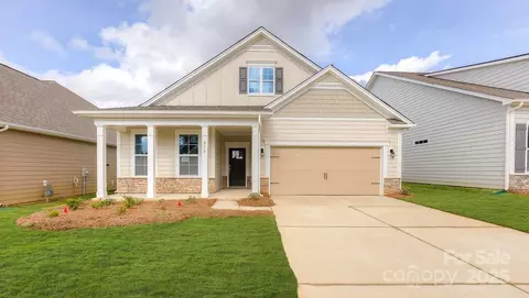 68 Silverthorne Ct, Hendersonville, NC 28792