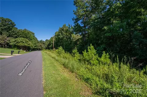 6214 Mountainside Dr, Hickory, NC 28601