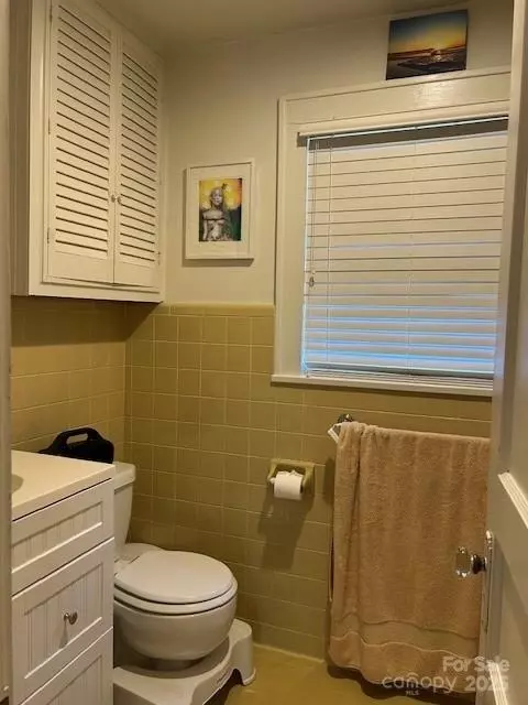 Bath - 916 Maple Ave, Salisbury, NC 28144 photo 1 of 2