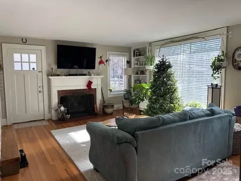 Living - 916 Maple Ave, Salisbury, NC 28144 photo 2 of 3