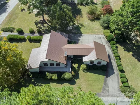 102 W Shenandoah Rd, West End, NC 27376
