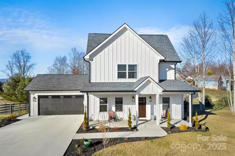 323 Eagles Eye Dr, Hendersonville, NC 28792
