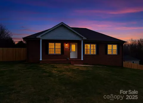 300 Pine Meadows Cir, Hickory, NC 28601