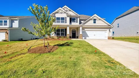 582 Fox Cove Rd, Hendersonville, NC 28792