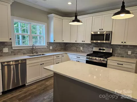 Kitchen - 609 Shiloh Unity Rd, Lancaster, SC 29720 photo 3 of 4