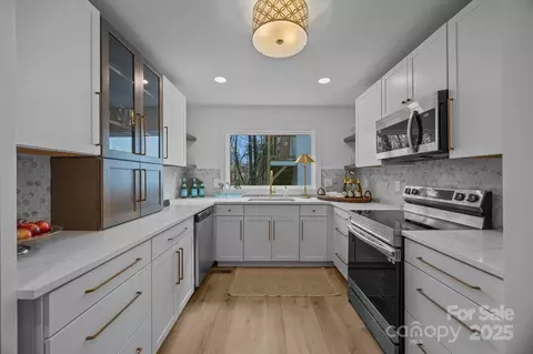 Kitchen - 950 Lenhaven St, Concord, NC 28025 photo 4 of 5