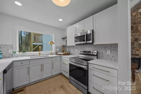 Kitchen - 950 Lenhaven St, Concord, NC 28025 photo 2 of 5