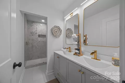 Bath - 950 Lenhaven St, Concord, NC 28025 photo 1 of 3