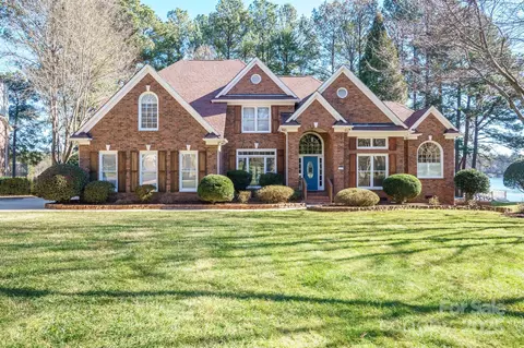 121 Stormy Pointe Ln, Mooresville, NC 28117