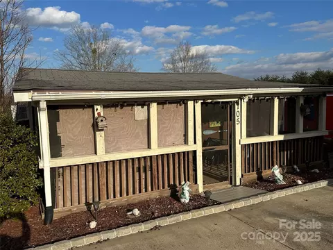 105 Richard Dr, New London, NC 28127