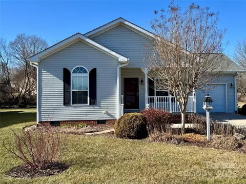 81 Beechnut Dr, Hendersonville, NC 28739