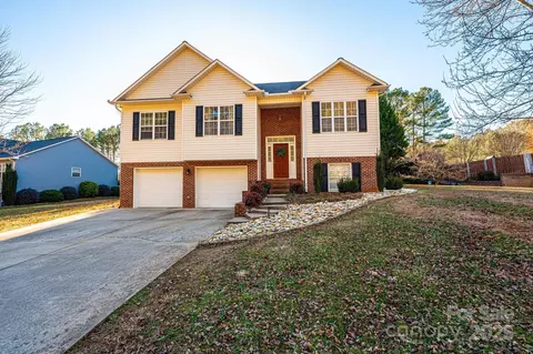 5241 Whitewater Dr, Hickory, NC 28601