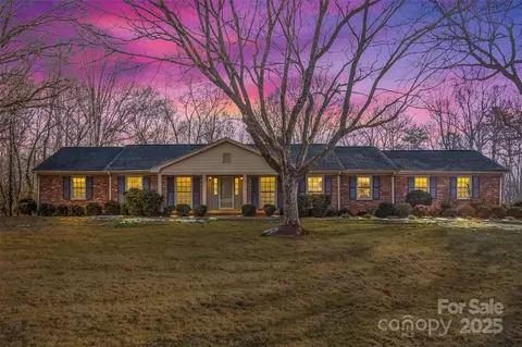 4200 Rosebriar Ln, Winston Salem, NC 27106
