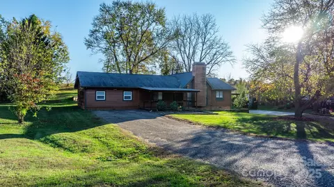 241 Pinecrest Ct, Taylorsville, NC 28681