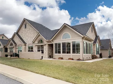 401 Summerfield Pl, Flat Rock, NC 28731