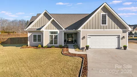 423 Ballenger Rd, Flat Rock, NC 28731
