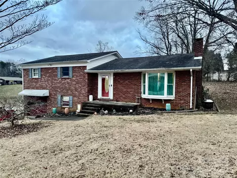 575 Circle Dr, Hudson, NC 28638