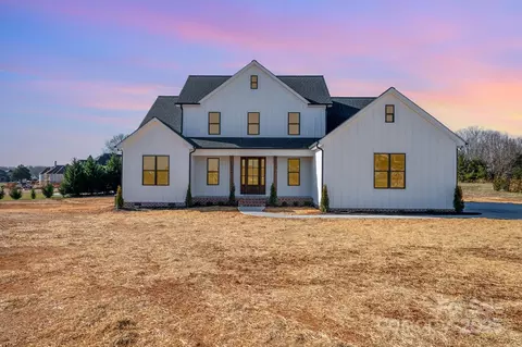 1085 Rolling Meadows Dr, Mooresville, NC 28115