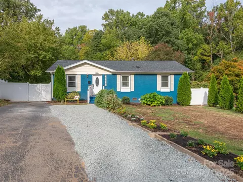 1204 Allenbrook Dr, Charlotte, NC 28208