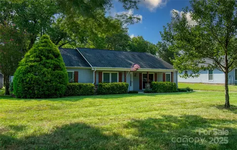 11828 Mirror Lake Dr, Charlotte, NC 28226
