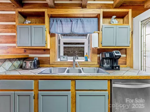 Kitchen - 116 Cracker Trl, Clyde, NC 28721 photo 2 of 3
