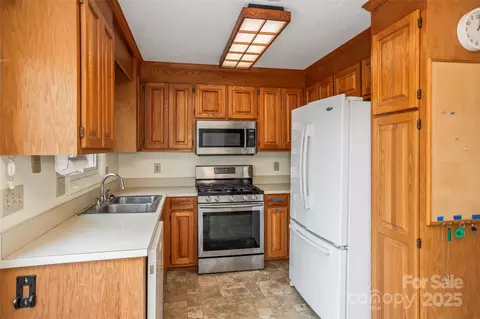Kitchen - 33287 Mann Rd, Albemarle, NC 28001 photo 2 of 4