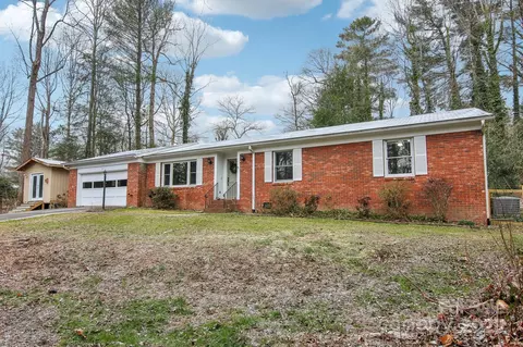 3 Bansha Dr, Hendersonville, NC 28791