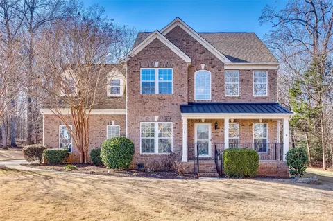209 Squirrel Ln, Lake Wylie, SC 29710