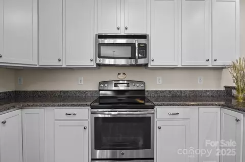 Kitchen - 18211 Ebenezer Dr, Cornelius, NC 28031 photo 4 of 5