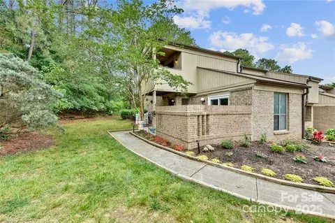 8049 Charter Oak Ln, Charlotte, NC 28226