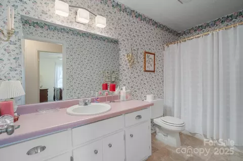 Bath - 125 1st N Ave N, Conover, NC 28613 photo 2 of 2