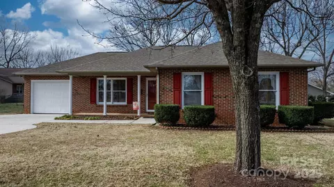 125 1st N Ave N, Conover, NC 28613
