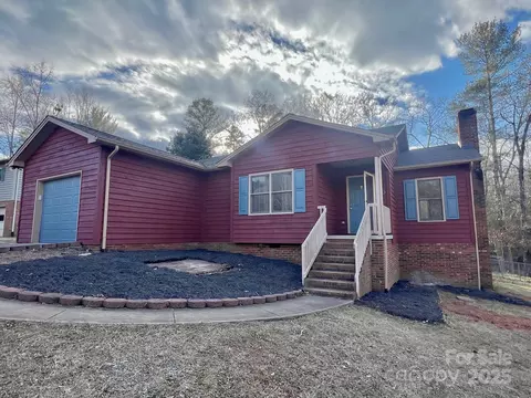 69 Saint Charles Ct, Hickory, NC 28601