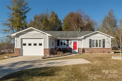 40 Doanbury Ct, Hendersonville, NC 28792