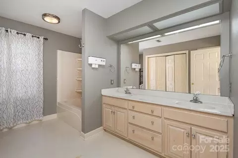 Bath - 2102 Sipe Rd, Conover, NC 28613 photo 3 of 4