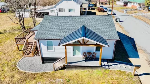 402 Spruce Sw St SW, Lenoir, NC 28645