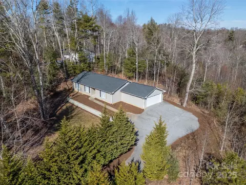 1077 Summit Springs Dr, Flat Rock, NC 28731