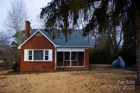 518 Oak St, Troy, NC 27371