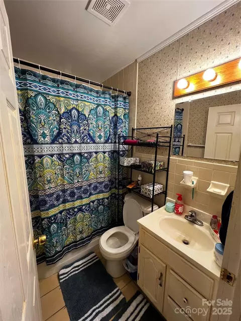 Bath - 528 1st E St E, Conover, NC 28613 photo 2 of 2
