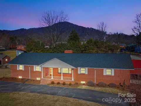 9 Link St, Burnsville, NC 28714