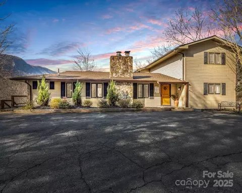 142 Palmer Pl, Lake Lure, NC 28746