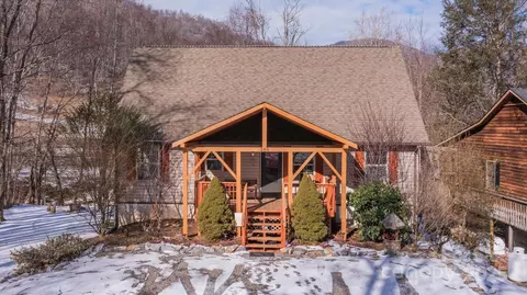 284 Caldwell Dr, Maggie Valley, NC 28751