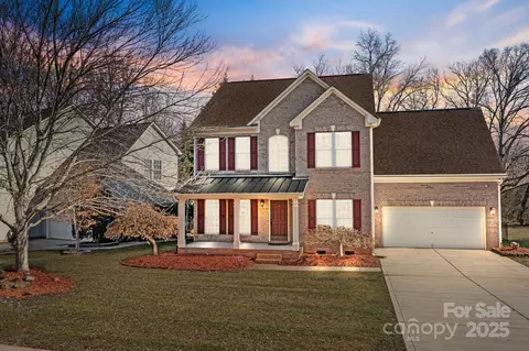 1221 Cochrane Woods Ln, Matthews, NC 28105