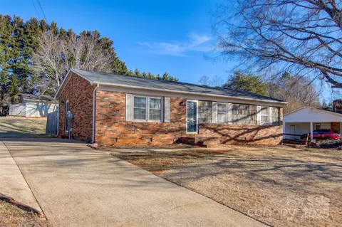 5584 Valley Field Rd, Hickory, NC 28602
