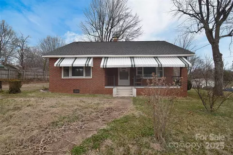 1648 Newton Dr, Statesville, NC 28677