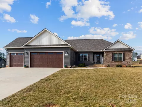 200 Staffordshire Dr, Statesville, NC 28625
